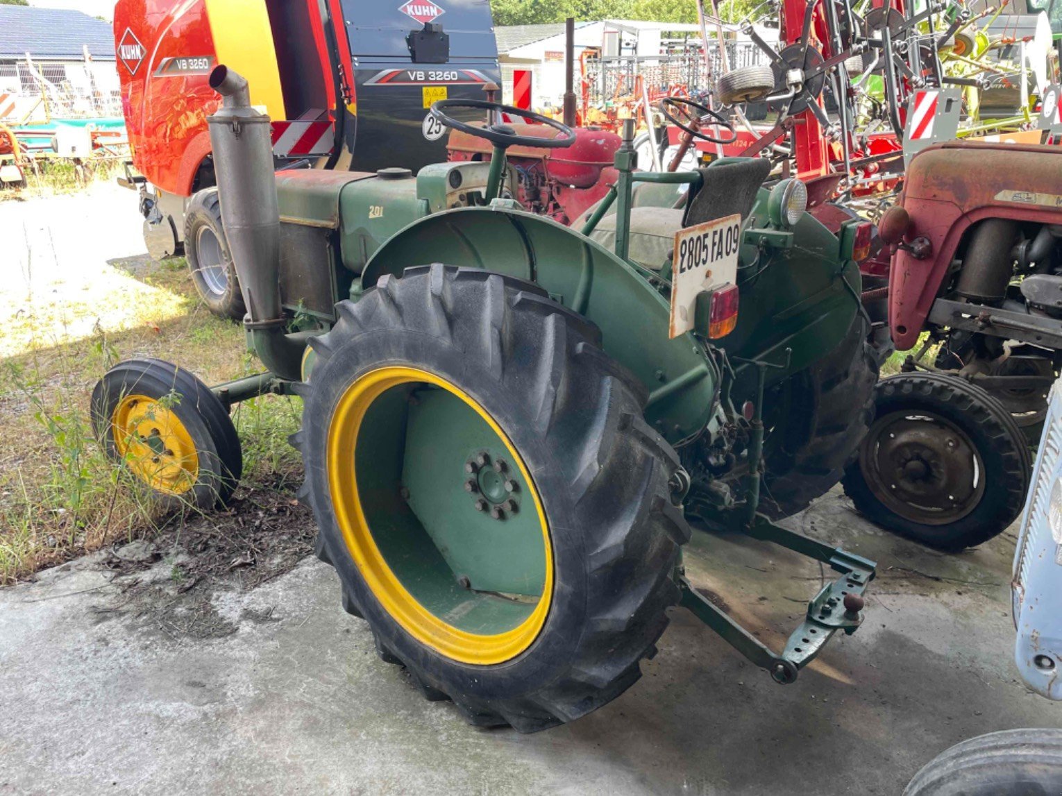 Traktor of the type Vierzon Tracteur agricole 201 Vierzon, Gebrauchtmaschine in LA SOUTERRAINE (Picture 3)