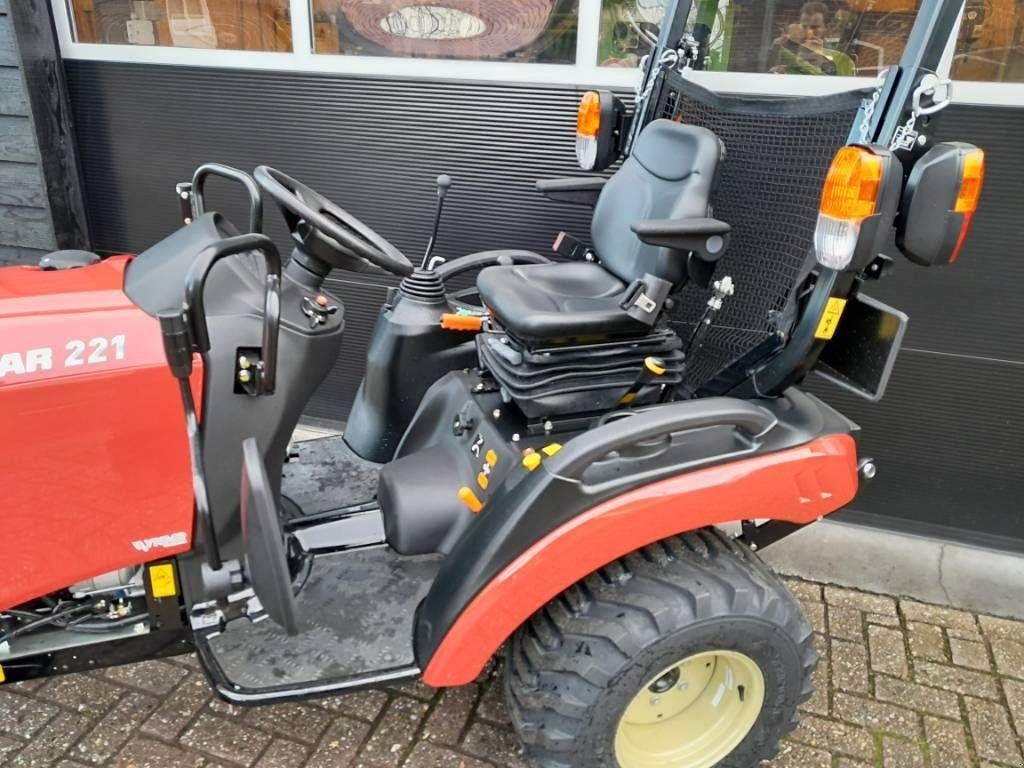 Traktor des Typs Yanmar SA 221 ACTIE HST compact tractor, Gebrauchtmaschine in Ederveen (Bild 5)