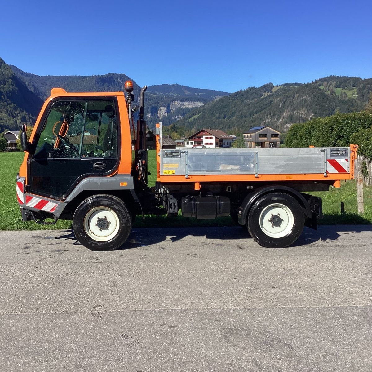 Transportfahrzeug des Typs Lindner ++ Unitrac 82S mit Dreiseitenkipper ++, Gebrauchtmaschine in Bezau (Bild 1)