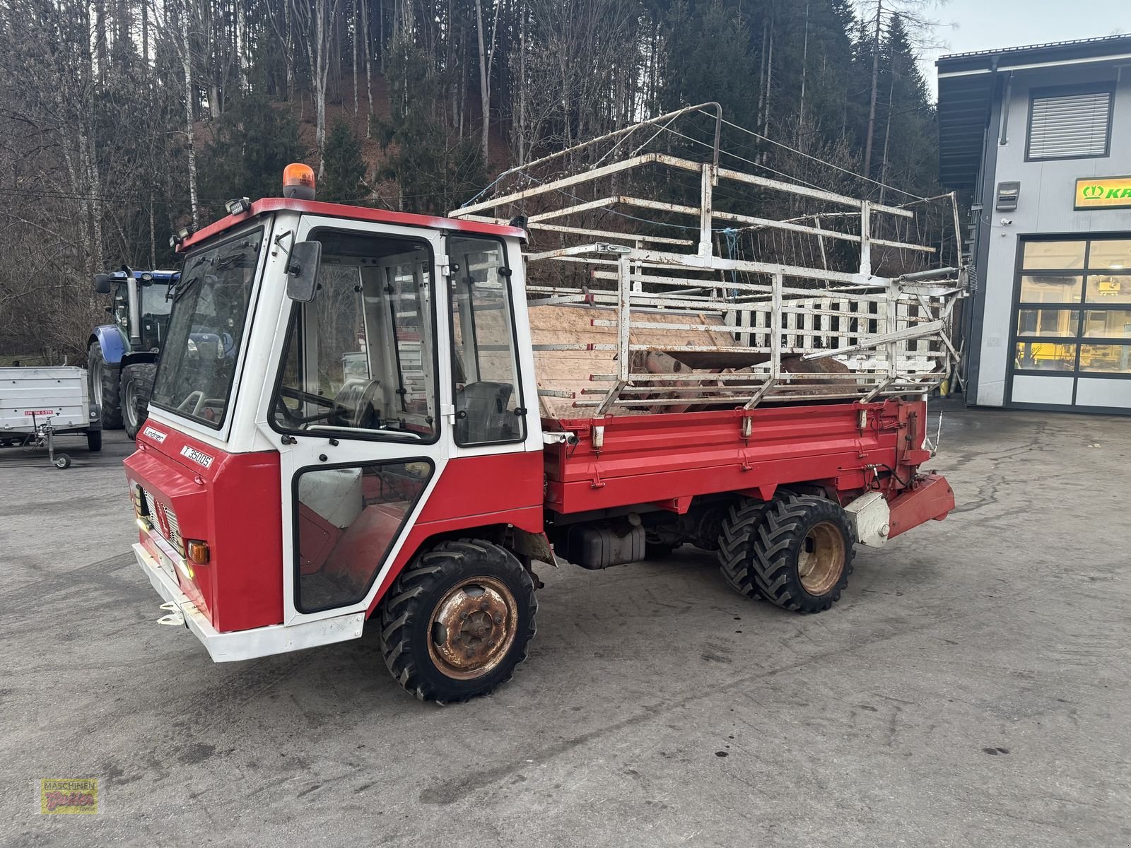 Transportfahrzeug типа Lindner T 3500 S mit Ladewagenaufbau und Mistreuer, Gebrauchtmaschine в Kötschach (Фотография 1)