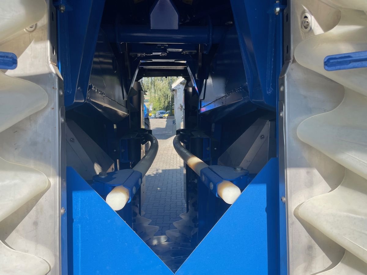 Traubenvollernter of the type Braud 9070L, Neumaschine in Obritzberg (Picture 12)