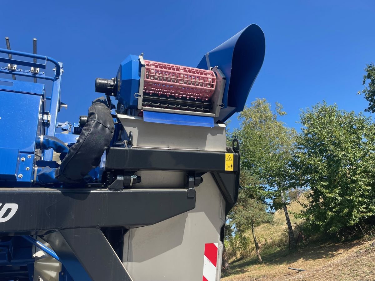 Traubenvollernter of the type Braud 9070L, Neumaschine in Obritzberg (Picture 11)