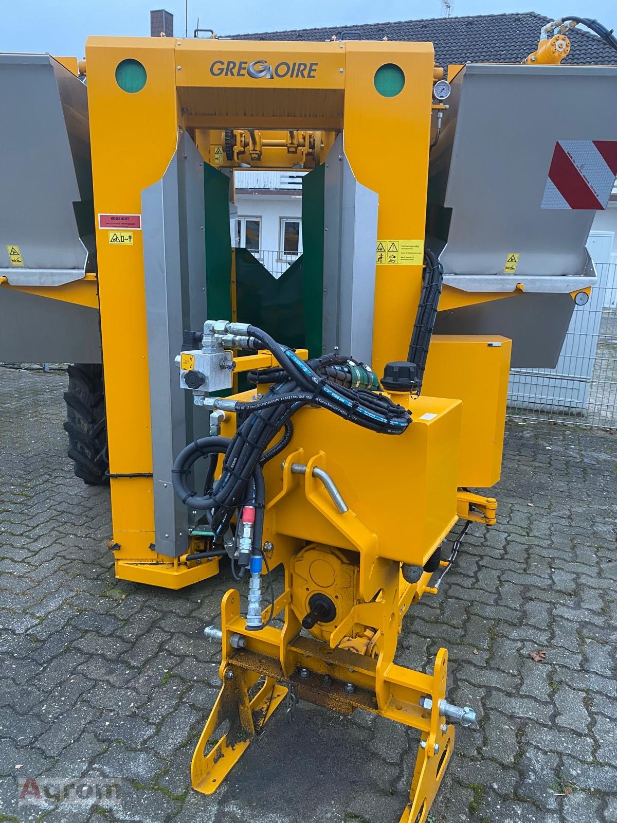 Traubenvollernter des Typs Gregoire G-Prima, Neumaschine in Meißenheim-Kürzell (Bild 2)