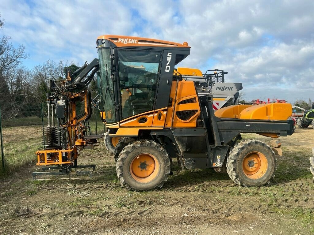 Traubenvollernter van het type Pellenc PORTEUR OPTIMUM 570, Gebrauchtmaschine in SAINT ANDIOL (Foto 1)