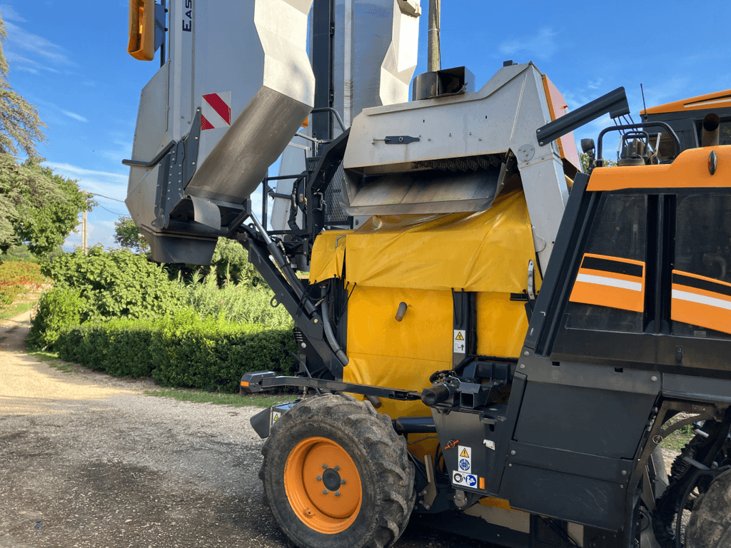 Traubenvollernter van het type Pellenc PORTEUR OPTIMUM 670, Gebrauchtmaschine in SAINT ANDIOL (Foto 3)