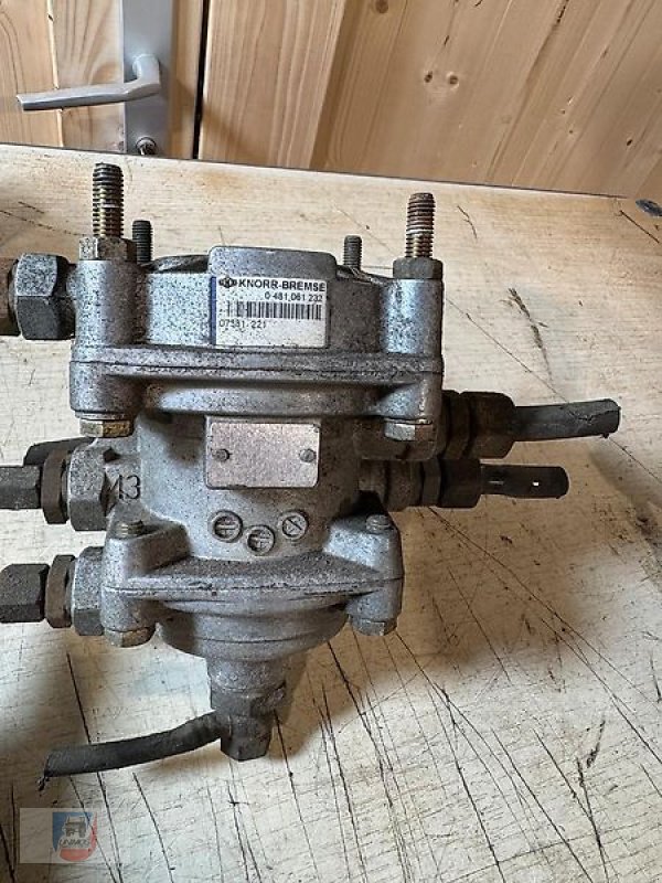 Unimog des Typs Bosch Knoor 0481061232 Anhängersteuerventil Bremsventil Unimog, Gebrauchtmaschine in Fitzen (Bild 1)