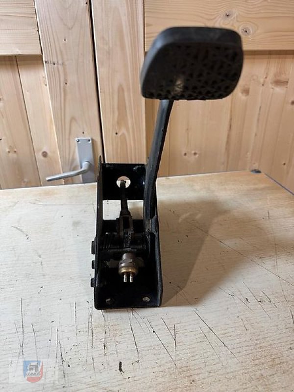 Unimog des Typs Mercedes-Benz Kupplungspedal mit Konsole 424 425 427 435 437, Gebrauchtmaschine in Fitzen (Bild 2)