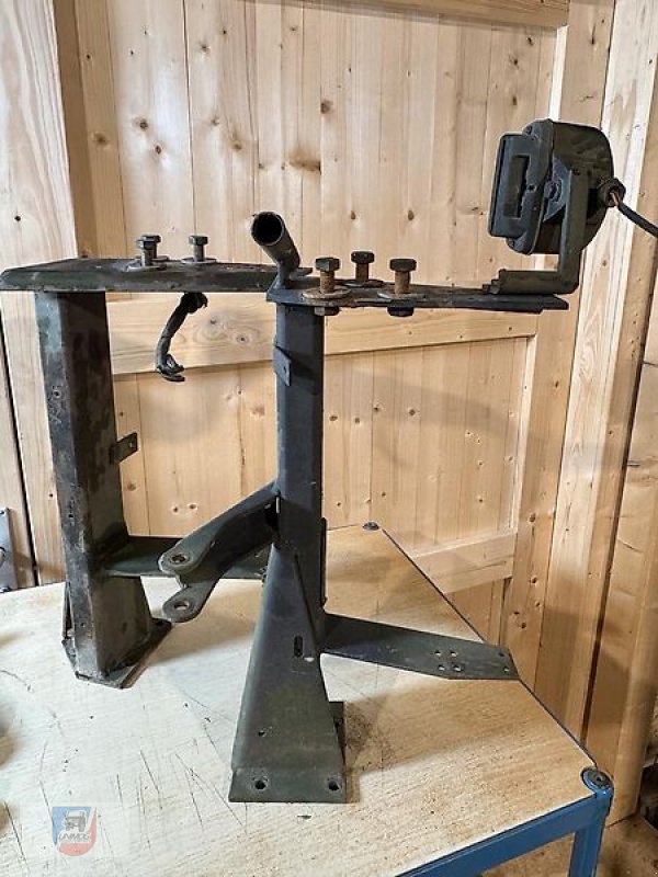 Unimog des Typs Mercedes-Benz Lampenträger Halter Scheinwerfer U1000-U2400 424 425 427, Gebrauchtmaschine in Fitzen (Bild 1)