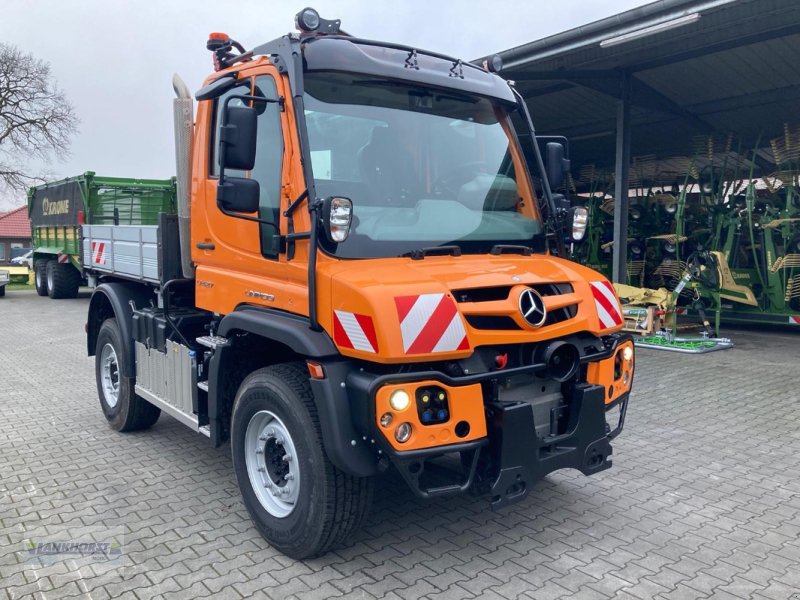 Unimog of the type Mercedes-Benz U 427, Neumaschine in Wiefelstede-Spohle (Picture 1)