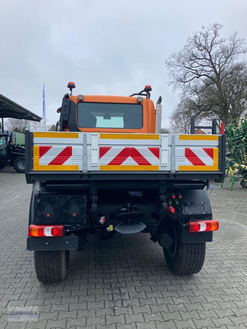 Unimog des Typs Mercedes-Benz U 427, Neumaschine in Wiefelstede-Spohle (Bild 5)