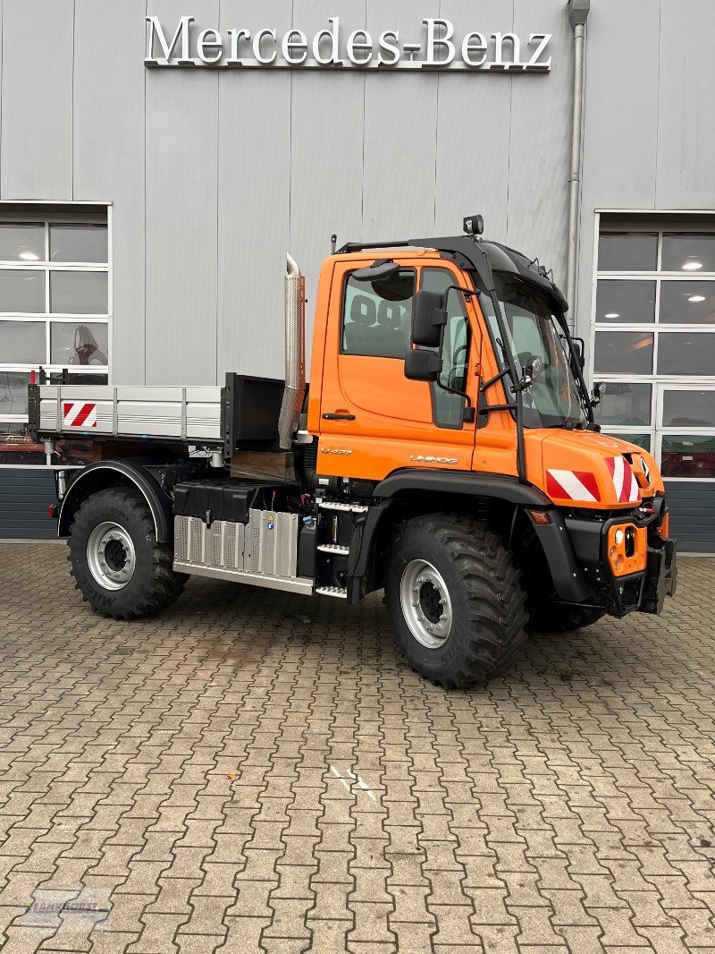 Unimog des Typs Mercedes-Benz U 427, Neumaschine in Aurich (Bild 1)