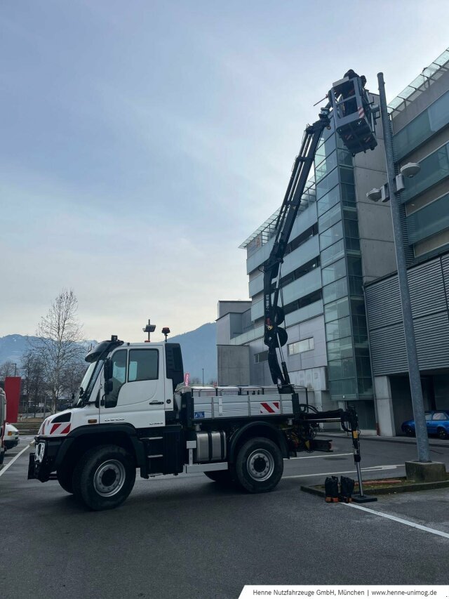 Unimog des Typs Mercedes-Benz Unimog U 323 mit HIAB Kran D072-4, Gebrauchtmaschine in Heimstetten (Bild 2)