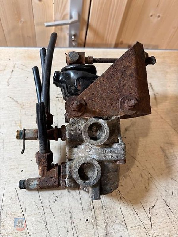 Unimog Türe ait Sonstige Bremsventil Unimog U424 U425 alte Ausführung, Gebrauchtmaschine içinde Fitzen (resim 1)