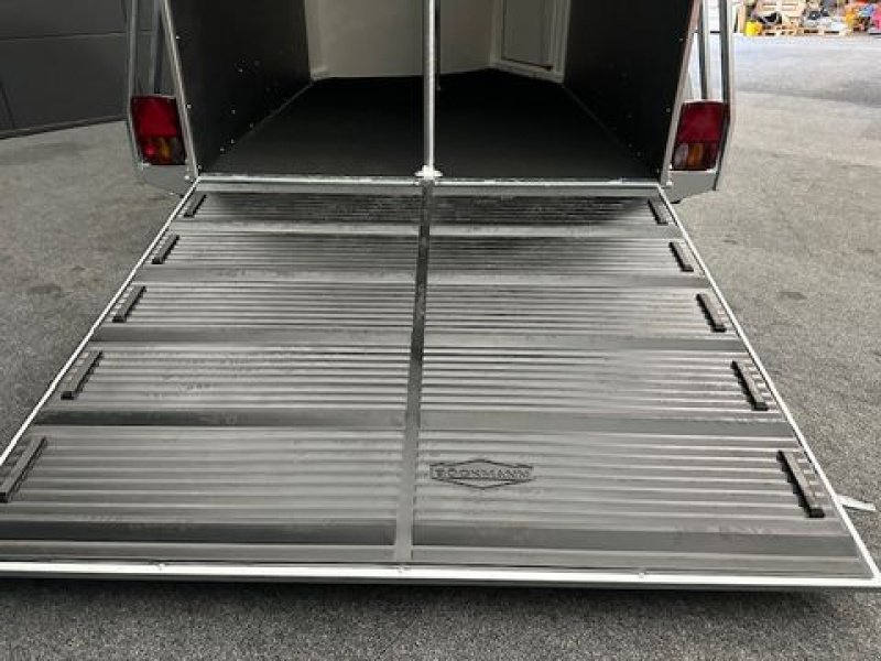 Viehanhänger des Typs Böckmann Pferdeanhänger Comfort Esprit ECO 2,4to, Neumaschine in Tamsweg (Bild 13)