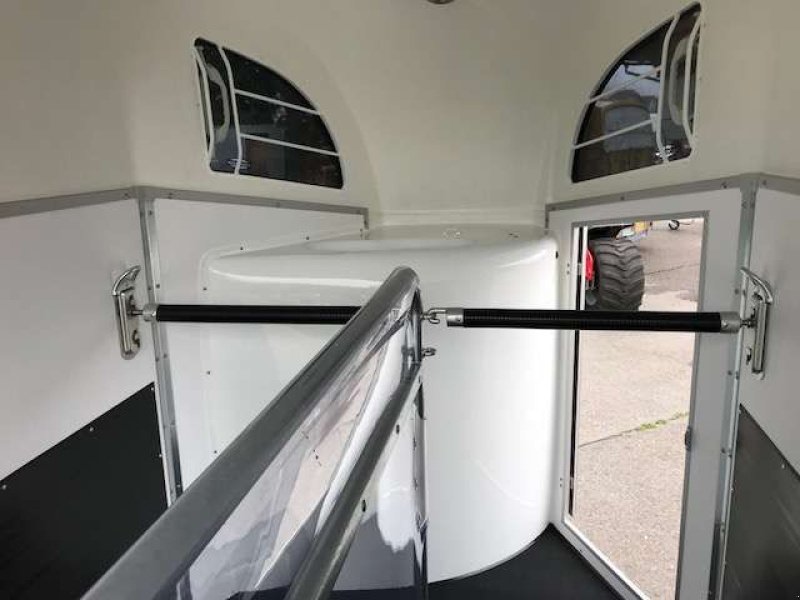 Viehanhänger des Typs Böckmann Pferdeanhänger Duo R mit Sattelkammer, Neumaschine in Tamsweg (Bild 2)