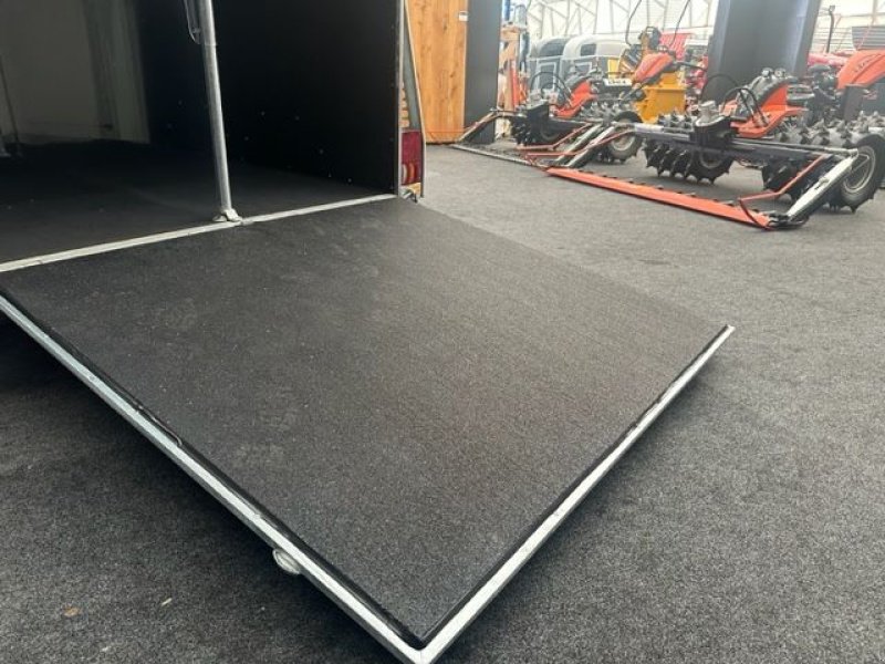 Viehanhänger des Typs Böckmann Pferdeanhänger Portax Esprit silver+black 2,4to, Neumaschine in Tamsweg (Bild 20)