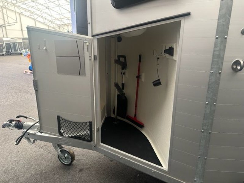 Viehanhänger des Typs Böckmann Pferdeanhänger Portax Esprit silver+black 2,4to, Neumaschine in Tamsweg (Bild 11)