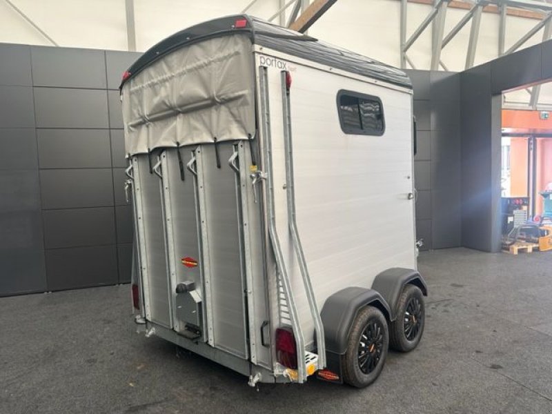 Viehanhänger des Typs Böckmann Pferdeanhänger Portax Esprit silver+black 2,4to, Neumaschine in Tamsweg (Bild 7)