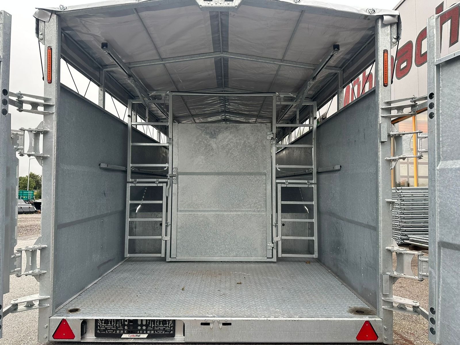 Viehanhänger des Typs Sonstige Cynkomet Viehtransporter Kurier T 677H, Neumaschine in Tamsweg (Bild 5)