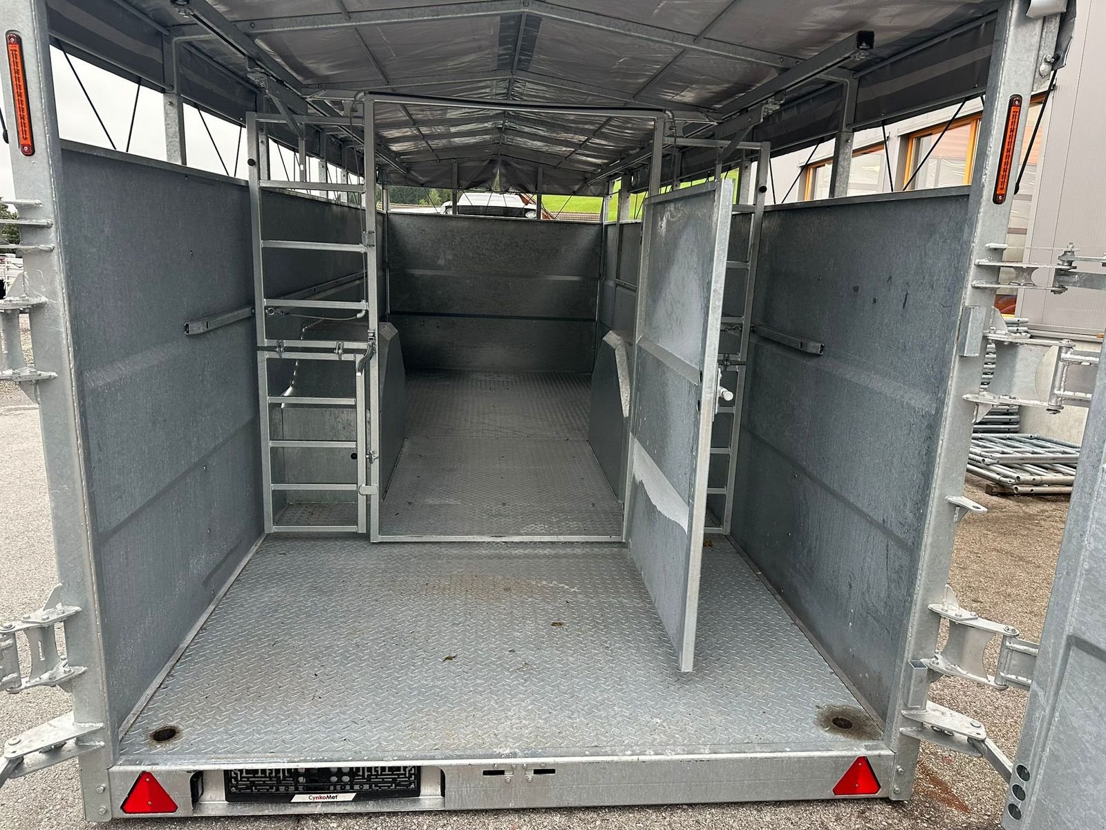 Viehanhänger des Typs Sonstige Cynkomet Viehtransporter Kurier T 677H, Neumaschine in Tamsweg (Bild 4)