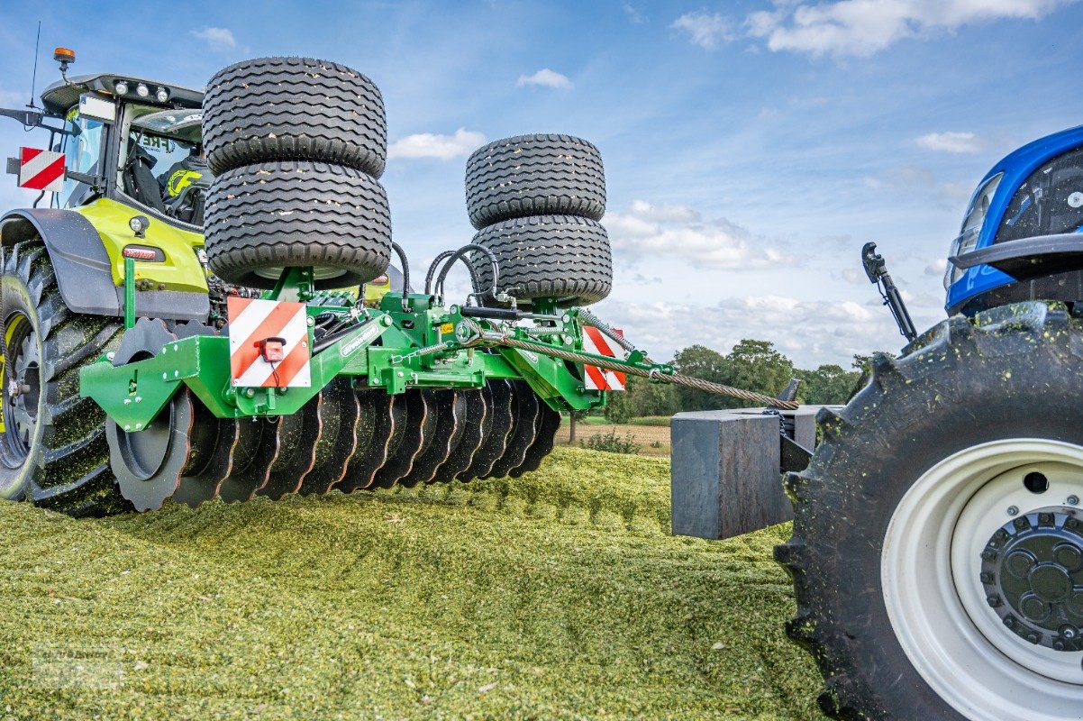 Walze des Typs Düvelsdorf Silagewalze mit Seitenverschub, Neumaschine in Ottersberg - Bahnhof (Bild 1)