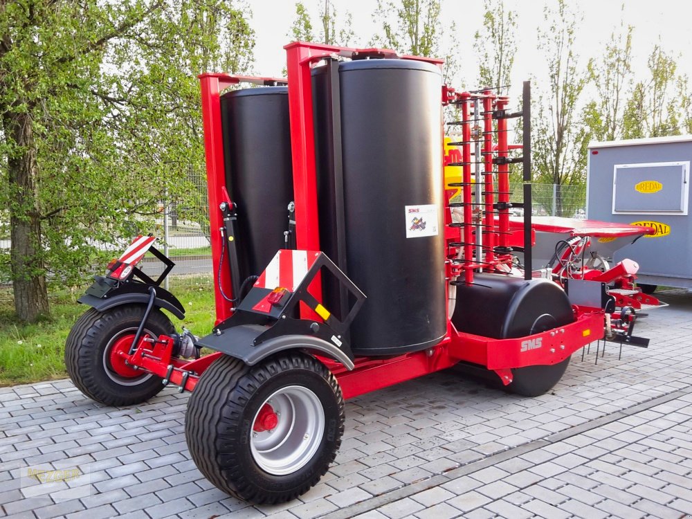 Walze des Typs SMS Wiesenwalze mit APV-Streuer GOLEM 540, Glattwalze, Neumaschine in Ditzingen (Bild 2)