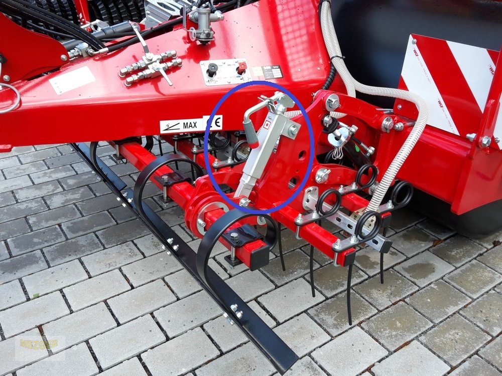 Walze des Typs SMS Wiesenwalze mit APV-Streuer GOLEM 540, Glattwalze, Neumaschine in Ditzingen (Bild 4)