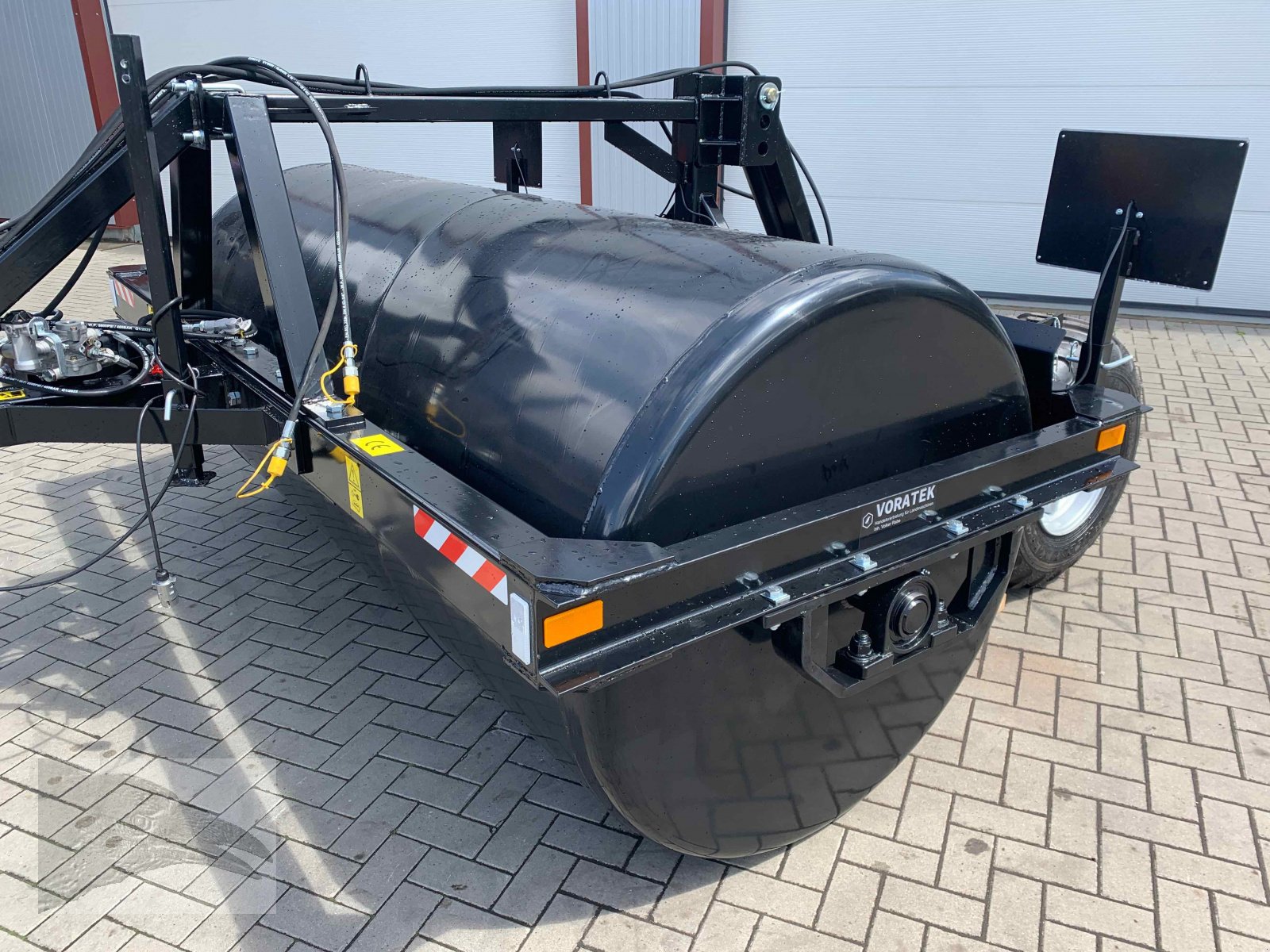 Walze des Typs VORATECK Wiesenwalze mit Fahrgestell und Druckluftbremse, Neumaschine in Südheide (Bild 3)