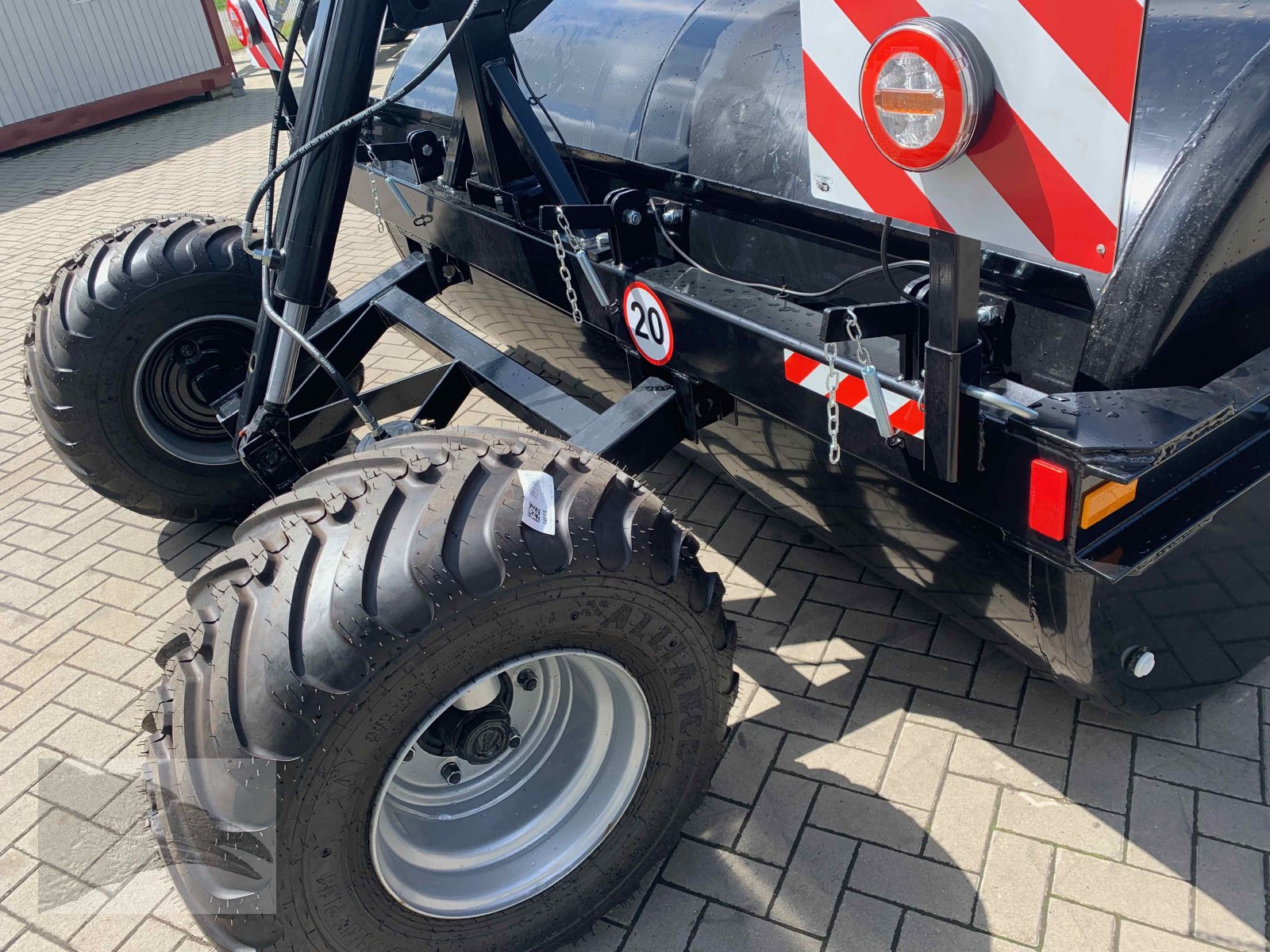 Walze des Typs VORATECK Wiesenwalze mit Fahrgestell und Druckluftbremse, Neumaschine in Südheide (Bild 11)