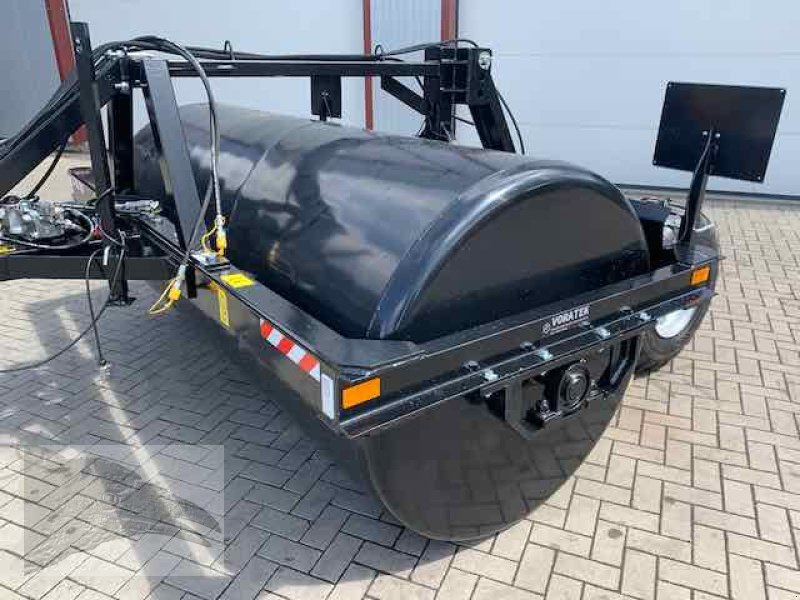 Walze типа Voratek Wiesenwalze 275cm mit Fahrgestell und Druckluftbremse, Neumaschine в Südheide (Фотография 2)