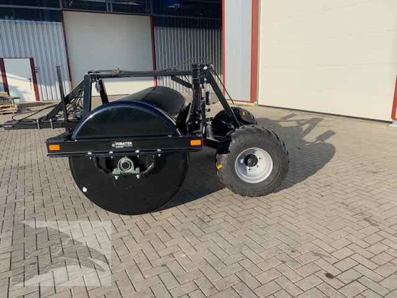 Walze типа Voratek Wiesenwalze 275cm mit Fahrgestell und Druckluftbremse, Neumaschine в Südheide (Фотография 7)