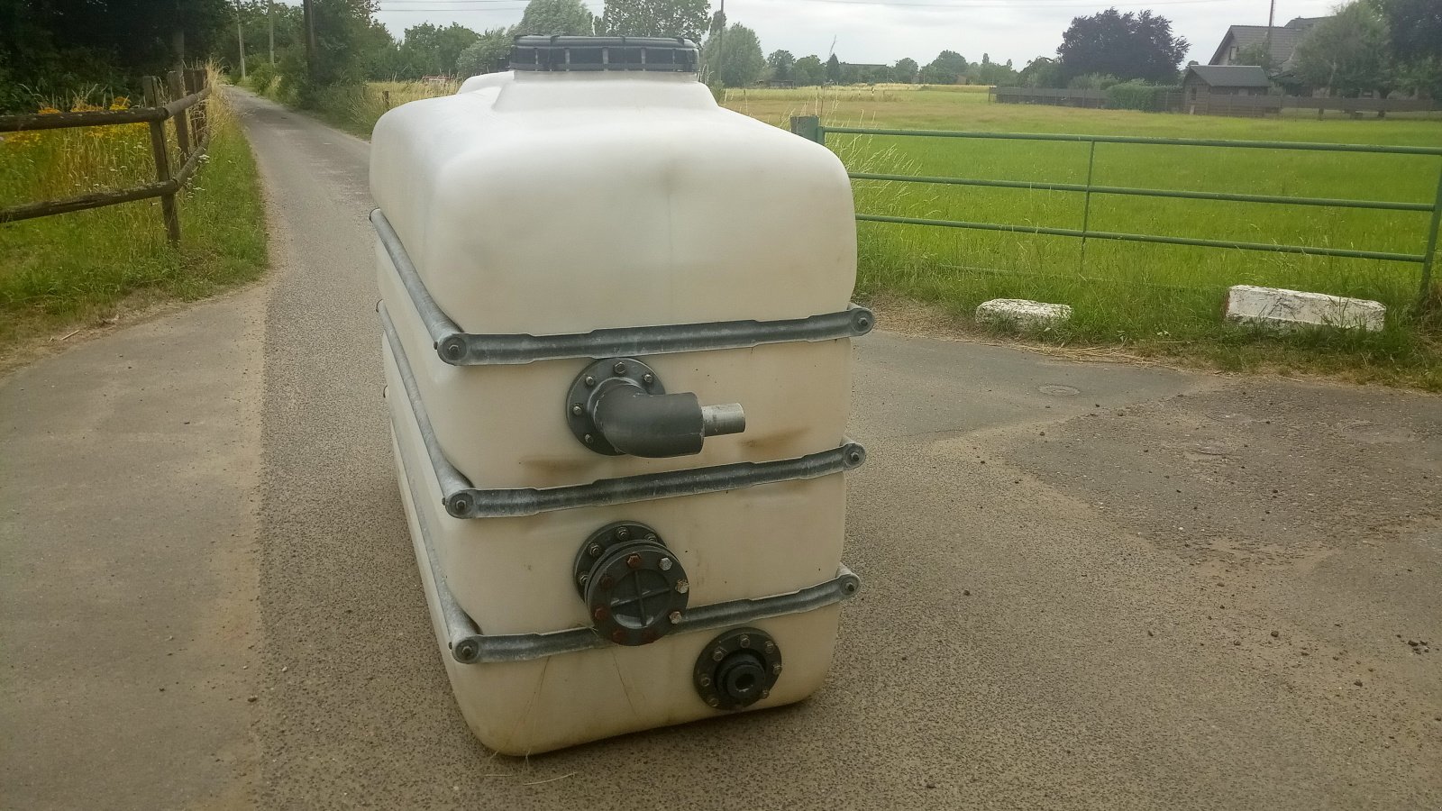 Wasserfass des Typs Dehoust 3000 LITER Wasser tank Weidefass Regenwassertank, Gebrauchtmaschine in Kaarst (Bild 2)