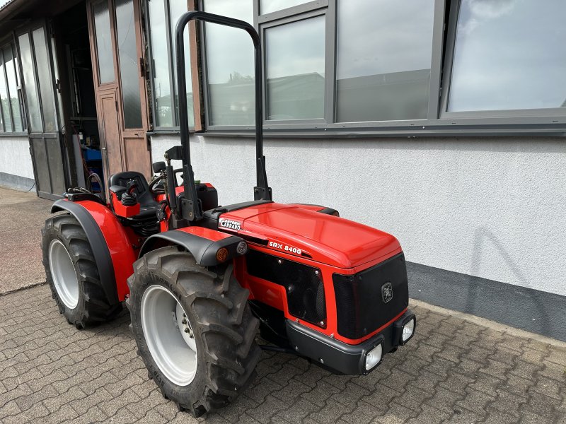 Weinbautraktor des Typs Antonio Carraro SRX 8400 Allrad Traktor Schlepper Wendesitz Weinbau, Gebrauchtmaschine in Bühl (Bild 1)