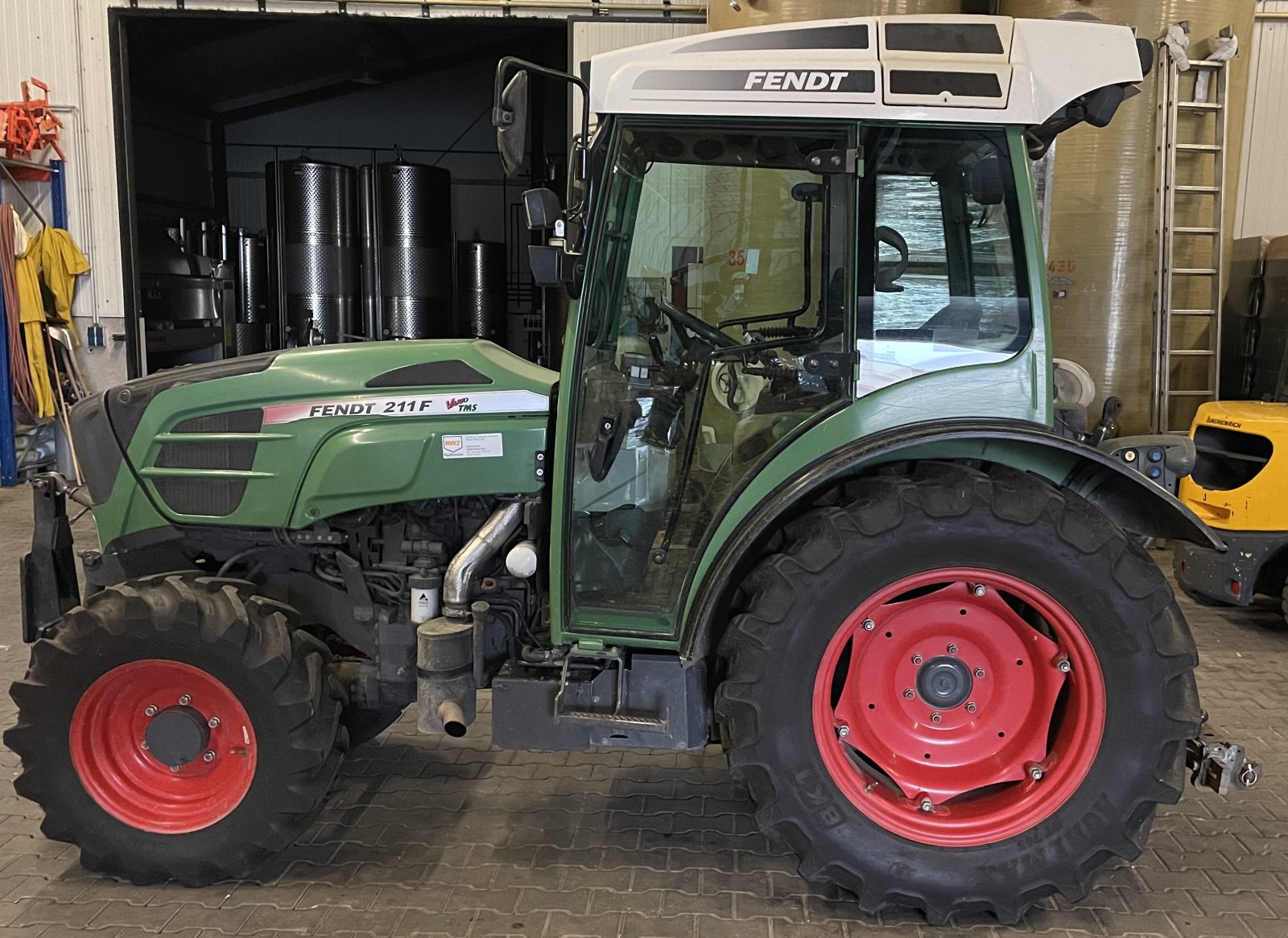 Weinbautraktor typu Fendt 211 F, Gebrauchtmaschine w Bretzenheim (Zdjęcie 3)