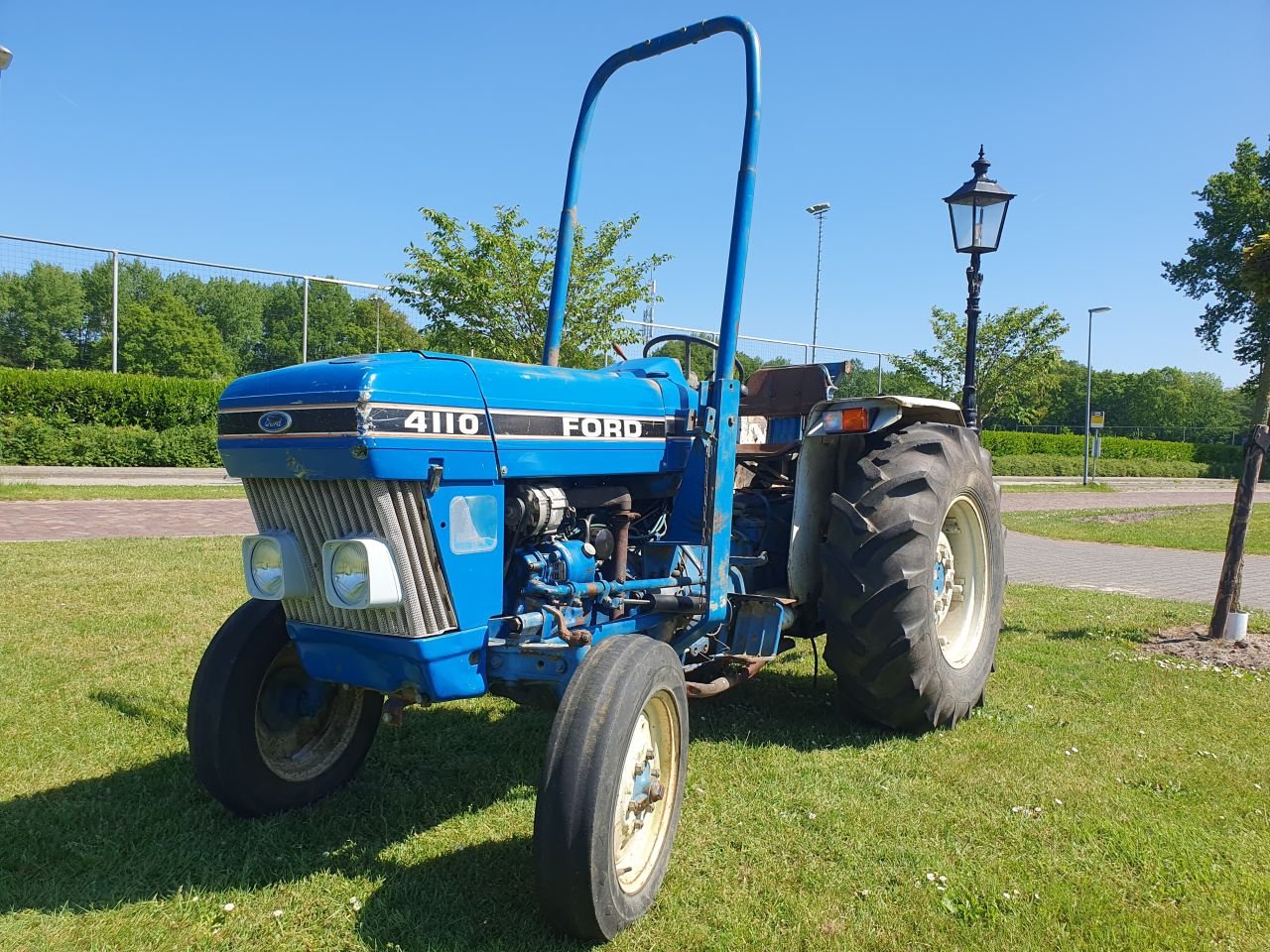 Weinbautraktor des Typs Ford 2x 4110 Smalspoor Tractor, Gebrauchtmaschine in Weiteveen (Bild 9)