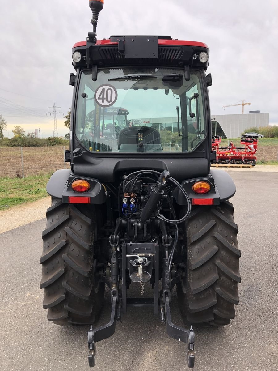 Weinbautraktor des Typs McCormick X4.40 F, Vorführmaschine in Oberweidelham (Bild 3)