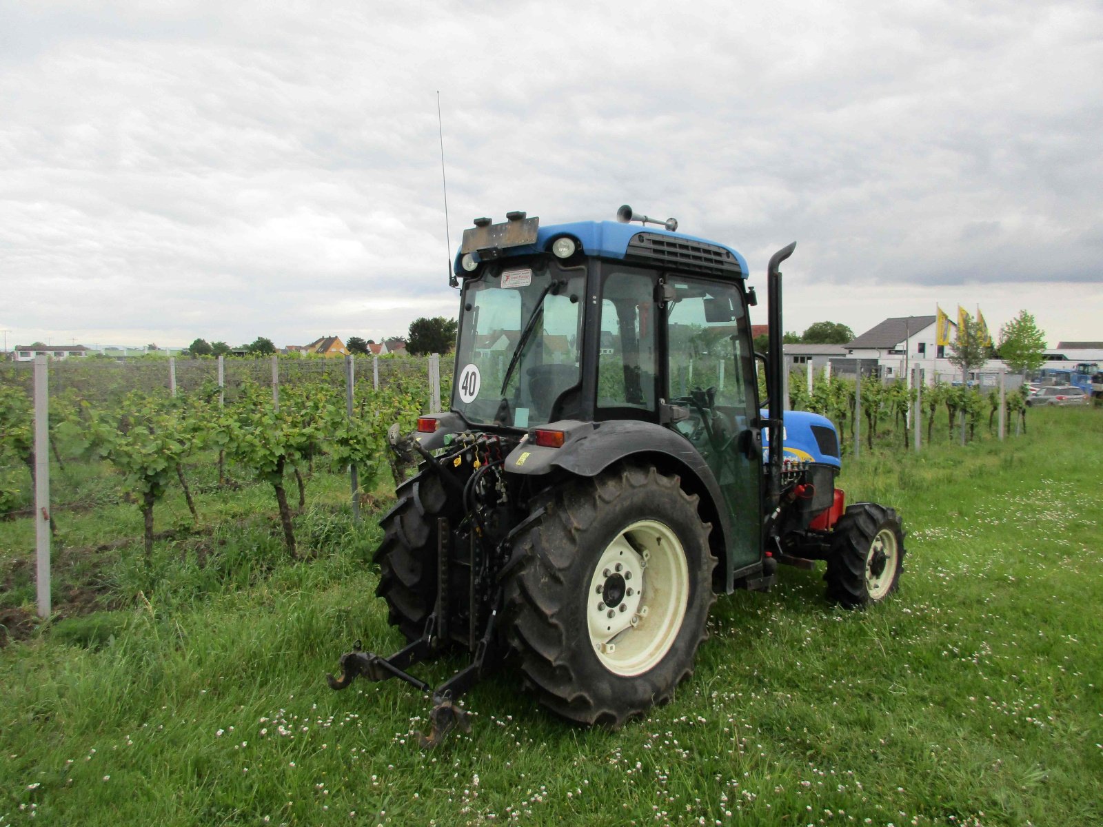 Weinbautraktor des Typs New Holland T4030N, Gebrauchtmaschine in Niederkirchen (Bild 2)