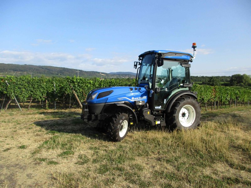 Weinbautraktor des Typs New Holland T4.100V neue Generation, Gebrauchtmaschine in Niederkirchen (Bild 1)