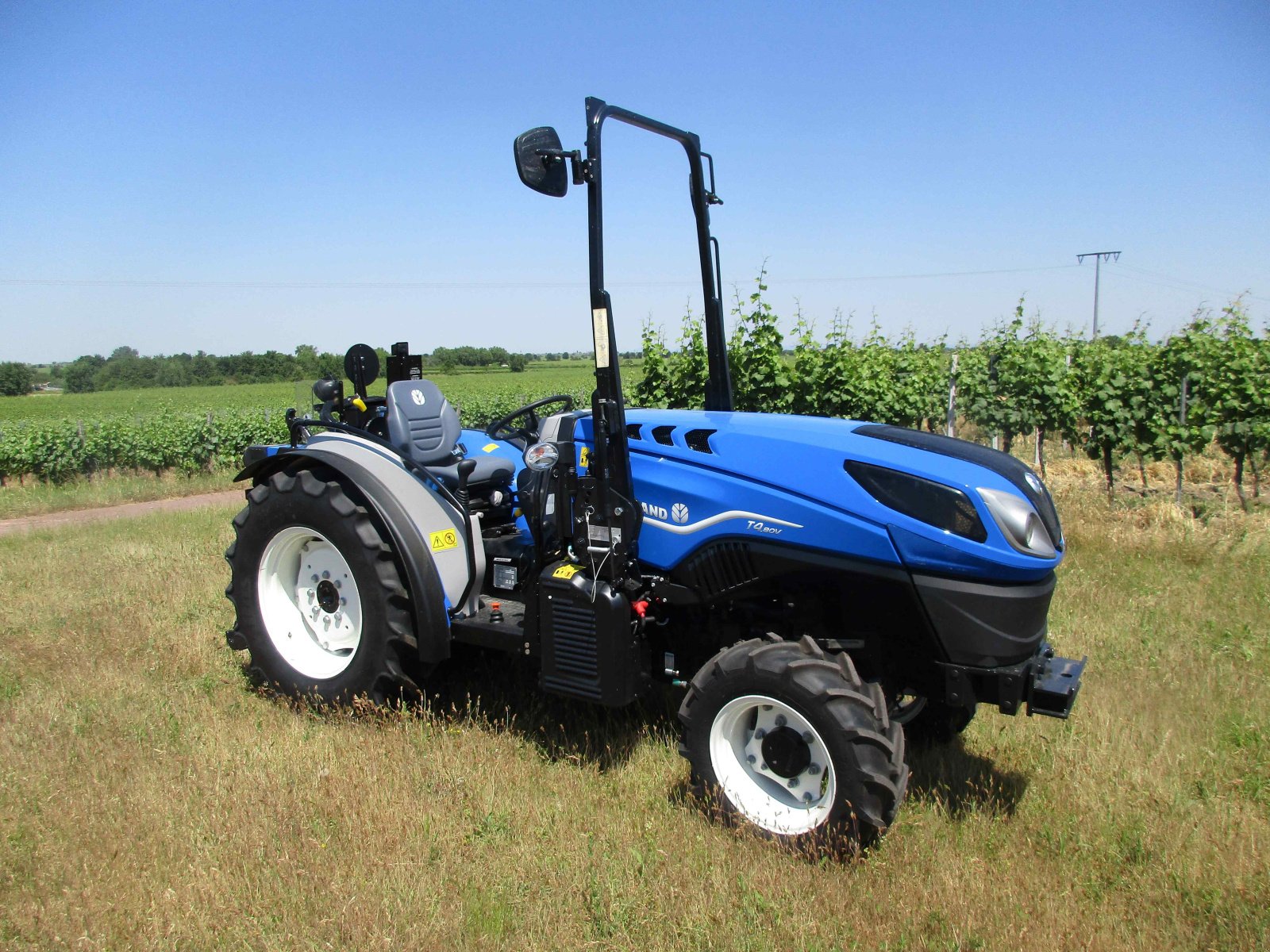 Weinbautraktor des Typs New Holland T4.80V, Neumaschine in Niederkirchen (Bild 2)