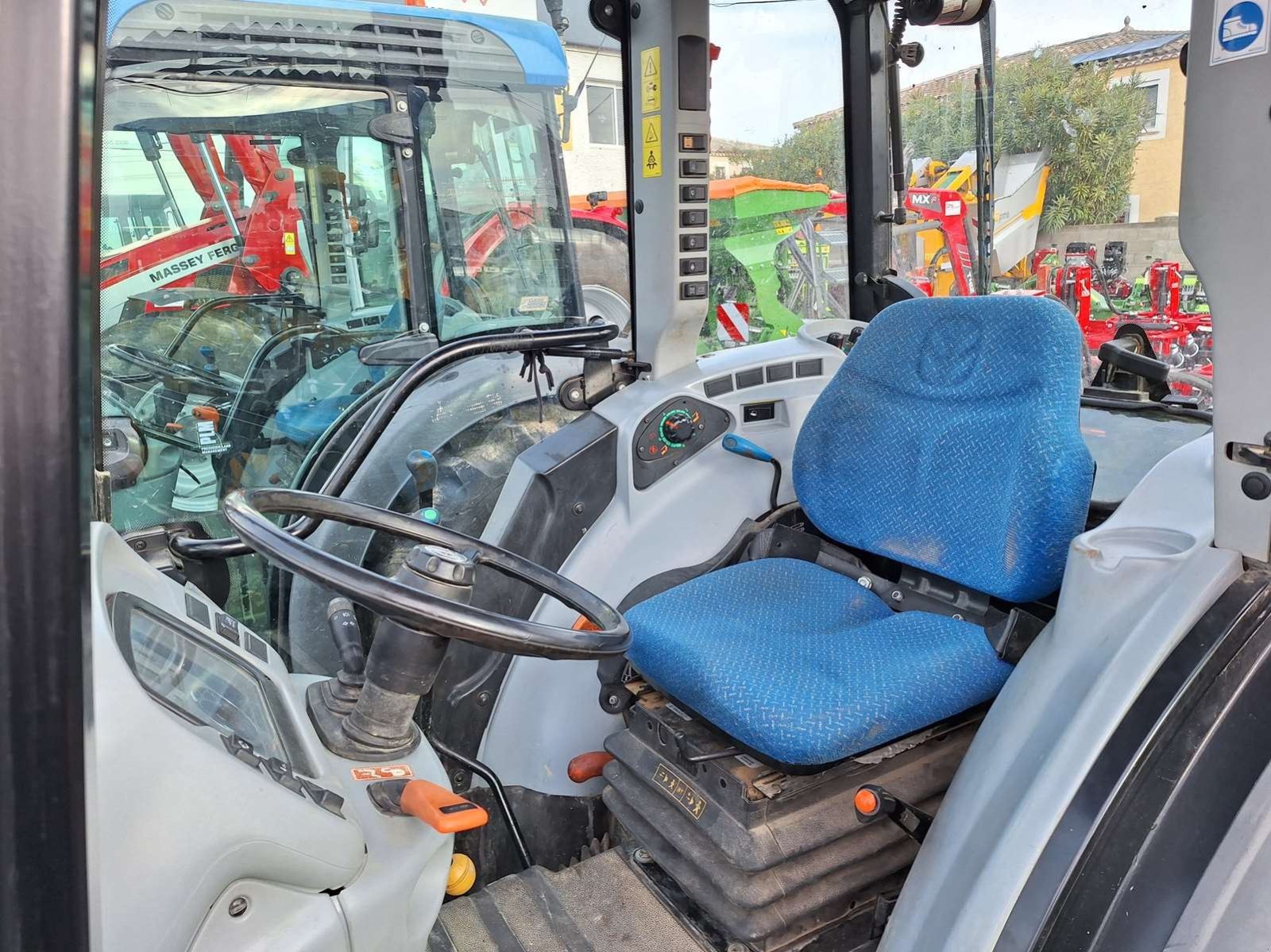 Weinbautraktor des Typs New Holland T4.95N, Gebrauchtmaschine in UCHAUD (Bild 5)