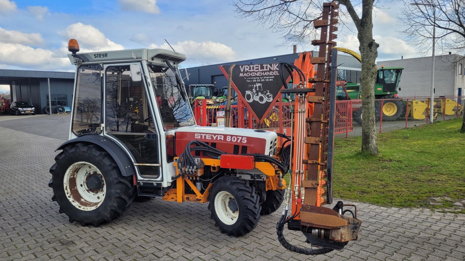 Weinbautraktor типа Sonstige STEYR 8075 AS 4WD Smalspoor met maaiarm maaibalk, Gebrauchtmaschine в Schoonebeek (Фотография 1)