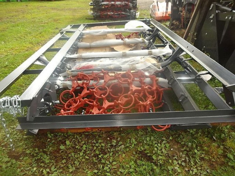 Wiesenegge des Typs H-L-M H - L - M - Wiesenegge 8 Meter- 4 Reihig- 3 Teilig-2 Zylinder -  Sehr schwere Ausführung, Neumaschine in Neureichenau (Bild 8)