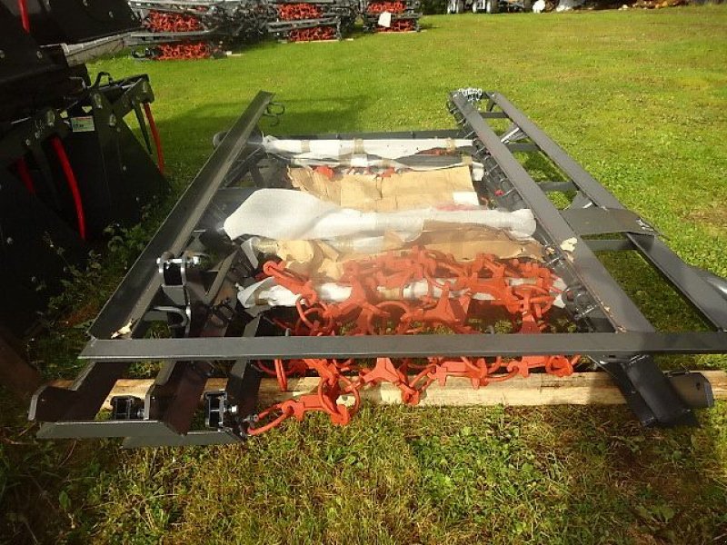 Wiesenegge des Typs H-L-M H - L - M - Wiesenegge 8 Meter- 4 Reihig- 3 Teilig-2 Zylinder -  Sehr schwere Ausführung, Neumaschine in Neureichenau (Bild 4)