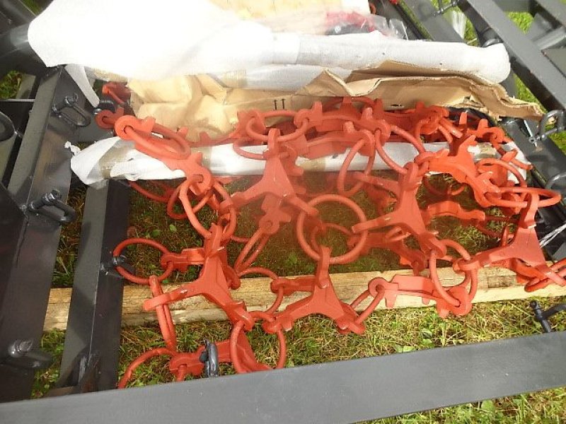 Wiesenegge des Typs H-L-M H - L - M - Wiesenegge 8 Meter- 4 Reihig- 3 Teilig-2 Zylinder -  Sehr schwere Ausführung, Neumaschine in Neureichenau (Bild 7)