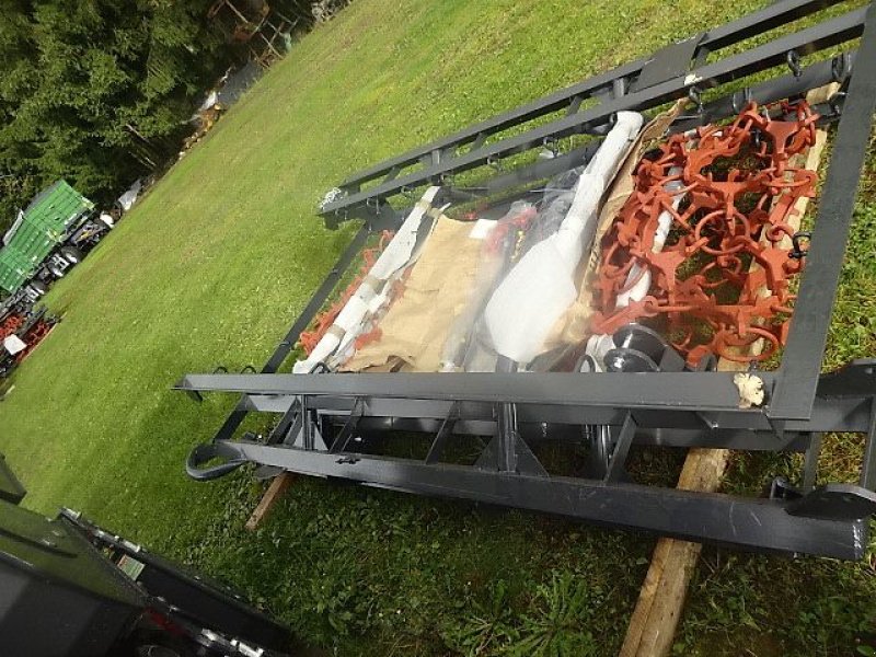 Wiesenegge des Typs H-L-M H - L - M - Wiesenegge 8 Meter- 4 Reihig- 3 Teilig-2 Zylinder -  Sehr schwere Ausführung, Neumaschine in Neureichenau (Bild 5)