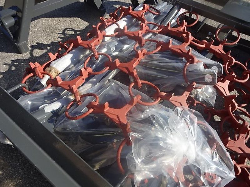 Wiesenegge of the type H-L-M Wiesenegge- 5 Meter -4 R - 1 Z -  schwere Ausführung- hydraulisch klappbar, Neumaschine in Neureichenau (Picture 11)