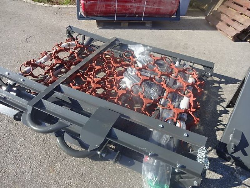 Wiesenegge of the type H-L-M Wiesenegge- 5 Meter -4 R - 1 Z -  schwere Ausführung- hydraulisch klappbar, Neumaschine in Neureichenau (Picture 1)