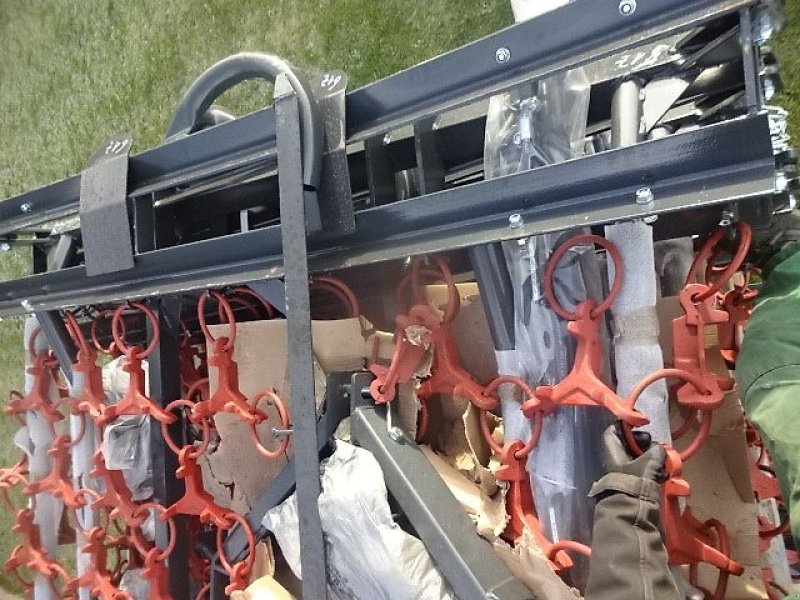 Wiesenegge of the type H-L-M Wiesenegge- 5 Meter -4 R - 1 Z -  schwere Ausführung- hydraulisch klappbar, Neumaschine in Neureichenau (Picture 29)
