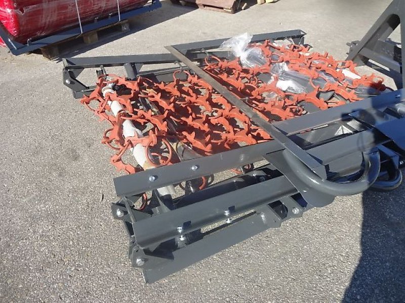 Wiesenegge of the type H-L-M Wiesenegge- 5 Meter -4 R - 1 Z -  schwere Ausführung- hydraulisch klappbar, Neumaschine in Neureichenau (Picture 3)