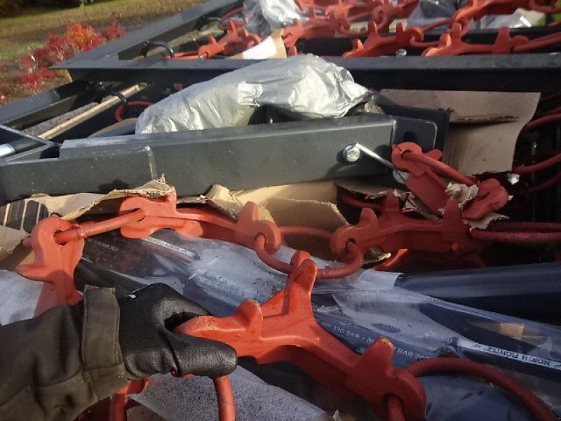 Wiesenegge of the type H-L-M Wiesenegge- 5 Meter -4 R - 1 Z -  schwere Ausführung- hydraulisch klappbar, Neumaschine in Neureichenau (Picture 28)